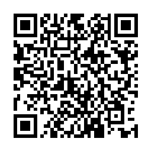 而他的头颅也埋在里面……只看到她双手缠绕在男人的颈脖二维码生成