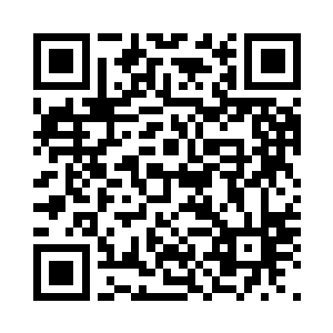 而他自己则躺在一个巨大的头骨上面二维码生成