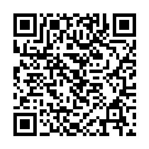 而他身边的一个小白脸却是眼睛只盯着另外一个方向二维码生成