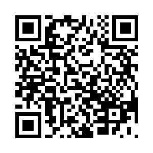 而他身边的蒂娜也开始抬手擦拭着眼泪二维码生成