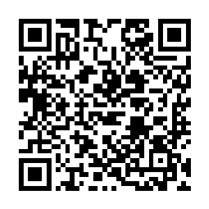 而余下的部分则在身下重组成了一辆摩托模样的飞行器二维码生成