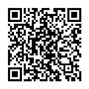 而其他的依文莉却默默的看着那个男人极其狼狈的落荒而逃二维码生成