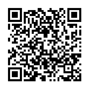 而其身旁的一男一女同样是被眼前的一幕震的不轻二维码生成