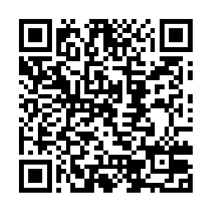 而冬梅此刻也只能面带忧色的朝那紧闭的书房门看着二维码生成