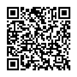 而刚从屋子里出来的人则不紧不慢的走向卫生间二维码生成