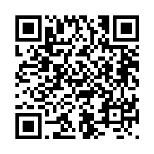 而另外一个男人手里拿着一根棍子样的东西二维码生成