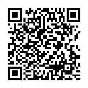 而另外两位女鬼正拿着一副枷锁一样的刑具折磨着半裸的女鬼二维码生成