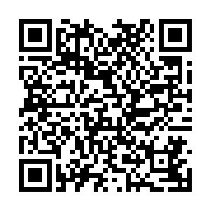 而哈雷的子弹却飞向了正在给冲锋枪换弹夹的王明二维码生成