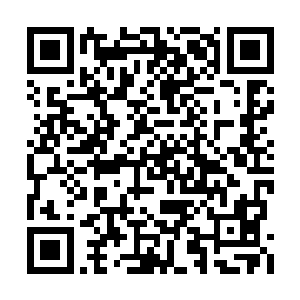 而在人群之中却有一个青年和周围人群格格不入二维码生成