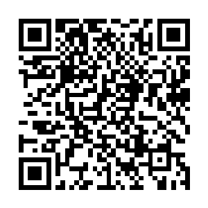 而她们两个穿上了可以融入这座山村的略显朴实的少女服饰二维码生成