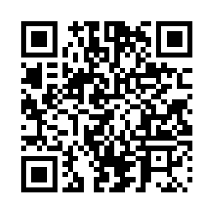 而她正用一柄小刀在一块石碑上划着二维码生成