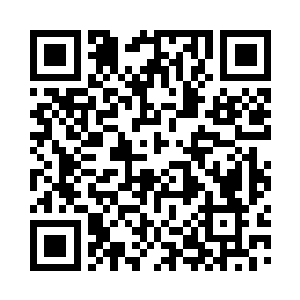 而小哑巴就细心的帮着他系各种各样的带子二维码生成