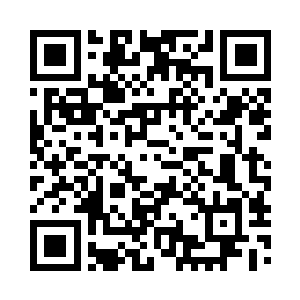 而戴眼镜的也就是耸立了一下自己的肩头而已二维码生成