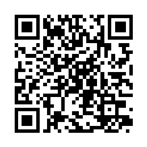 而是和小白角一边一个拉着严默的手自己走路二维码生成