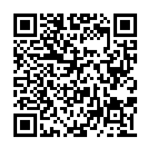 而是拖着榔头走到了停在远处的那一排渣土车旁二维码生成