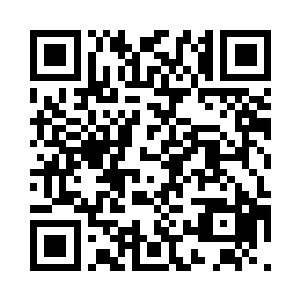 而是晃晃悠悠的绕过打成一团的人群二维码生成