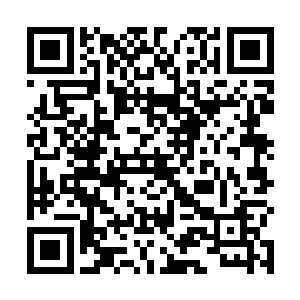 而是直接用右脚的脚后跟将在他身后的足球磕向了左边二维码生成