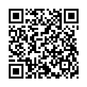 而是站起身走到一边的桌子上拿起一个橙子二维码生成