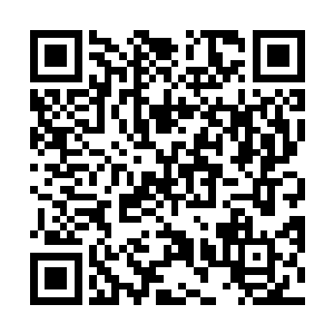 而是让自己身后的古丽莎她们全都小心的蹲靠在侧壁上二维码生成