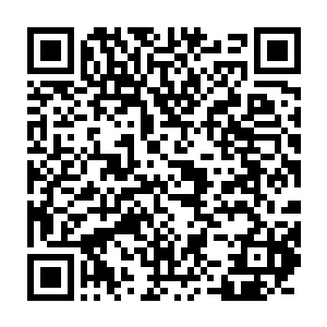 而月璃亦是脸色深沉地陪着月鼎天和慕容宰相坐在椅子之上喝着茶二维码生成