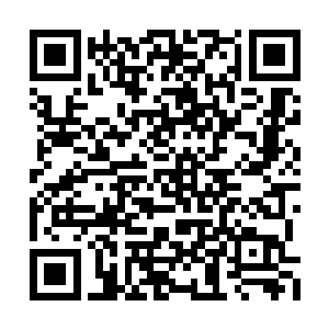 而李梦婕正拿了条毛巾在帮他揉擦着脸上的汗水二维码生成