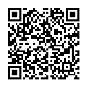 而柜台后面则是一个文书及两个站在他身后腰佩武器的护卫二维码生成