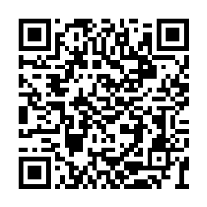 而桌子的四条桌腿则是雕刻成了宫女笑盈盈的做二维码生成