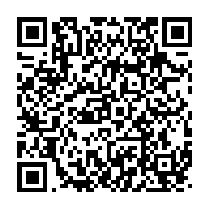 而此时燕焕正是看着那面大气磅礴山河图案的屏风想要看清楚对面的二维码生成