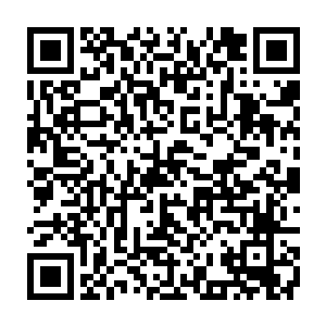 而洪涛这个船长却只能站在一边和那两个怂蛋包记者交接摄像机和录像带的事情二维码生成