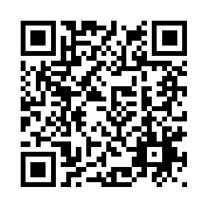 而海瑟薇则在一旁小心翼翼地站着二维码生成