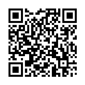 而玻璃门的正中央站着一个健壮的男人二维码生成