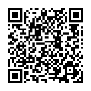 而用波浪纹画出的湖面下还有着一条弯弯曲曲的河二维码生成