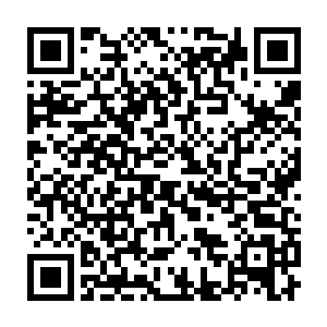 而电视机前的一个女人听到一人男人的浪漫告白之后脸上全是幸福二维码生成