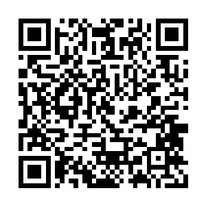 而许琳琳坐在凳子上也是一脸鄙夷的看着许美金二维码生成