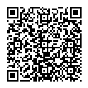 而跟他手挽手一起走来的女人不是别人正是江州市金露啤酒公司老总赵元彪的女儿赵小雅二维码生成