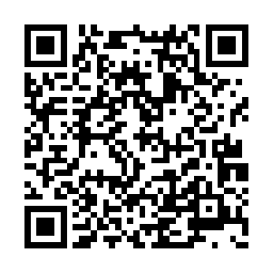 而跟在自己后面那个女孩子也狠狠的推了他一把二维码生成