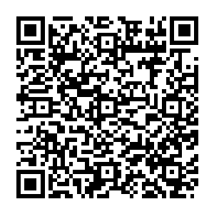 而这个时候在宴会厅里的一个角落里一个长得特别猥琐的家伙嘴角露出了笑意……二维码生成