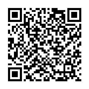 而连俢肆就那么如同一个高高在上的君王坐在一群人的中央二维码生成