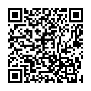 而那个在她身上卖力耸动的男人却似乎还意犹未尽的样子二维码生成