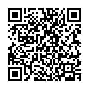 而那艘船整整因为之前紧挨着船身的那一炮不停的颠簸摇晃着二维码生成