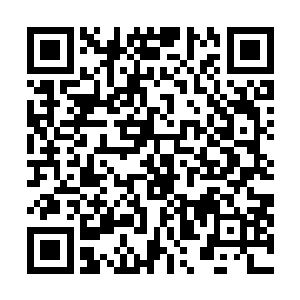 而金色的右眼射出细细一丝金线连接在那个金色的圆球上二维码生成