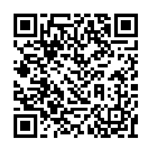 聊着各自感兴趣的话题以及不时地爆发出哄笑声二维码生成