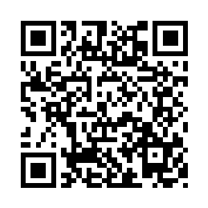 肖旺财拿着一把大蒲扇大摇大摆从楼上下来二维码生成