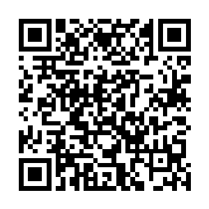 背生六翼的男子正站在一处如同黑洞一般的黑色漩涡旁边二维码生成
