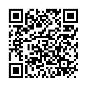 背着手的方剑雄看着士兵们在战壕里休息二维码生成