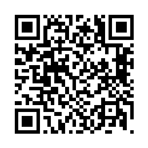 胖胖妈蹲在地上给欢欢整理整理头发二维码生成