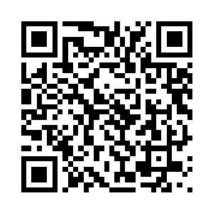 胡静和宇雪正在象棋盘上捉对厮杀二维码生成