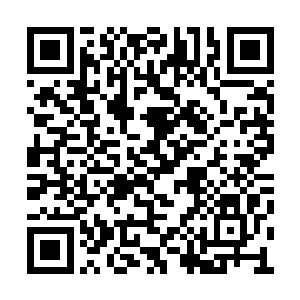 胸前的两团丰满因为双臂的压迫夸张地鼓了起来二维码生成
