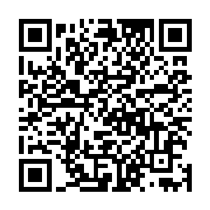 胸毛浓密的男人正压着一个肌肤白皙的女人狠狠地耕耘着二维码生成