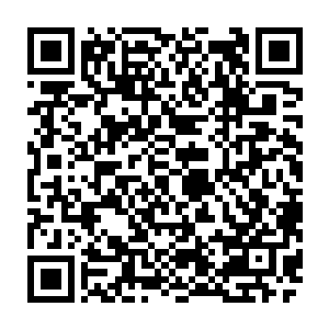 能从对面沿着悬崖岸边的建筑缝隙间看见那公路上一溜停靠的大型货车跟油罐车二维码生成